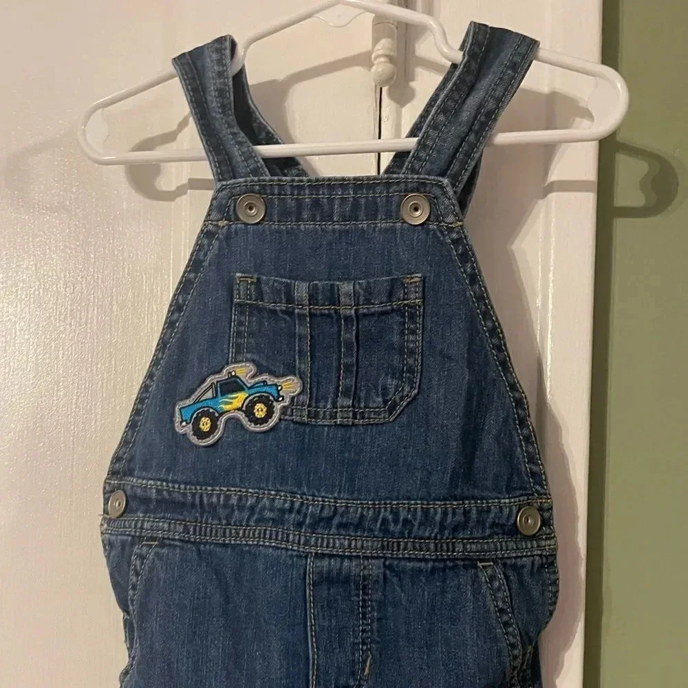 3/$12 kids jean overalls gently used in great condition. Bundle 3 or more $7🎉